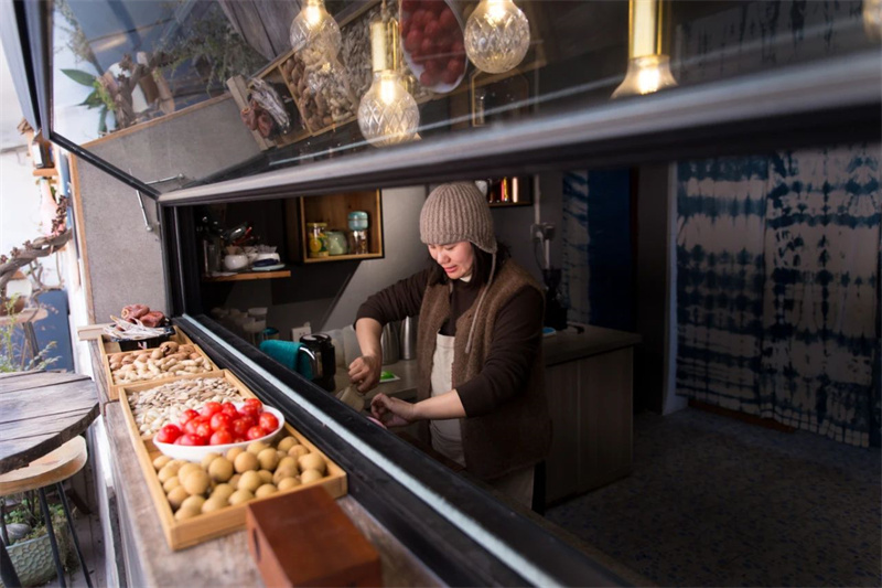 店主王启迪为客人冲泡咖啡。王心摄