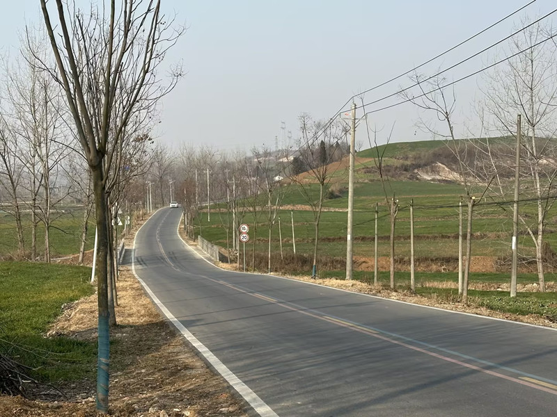 军对河村崭新的水泥路。