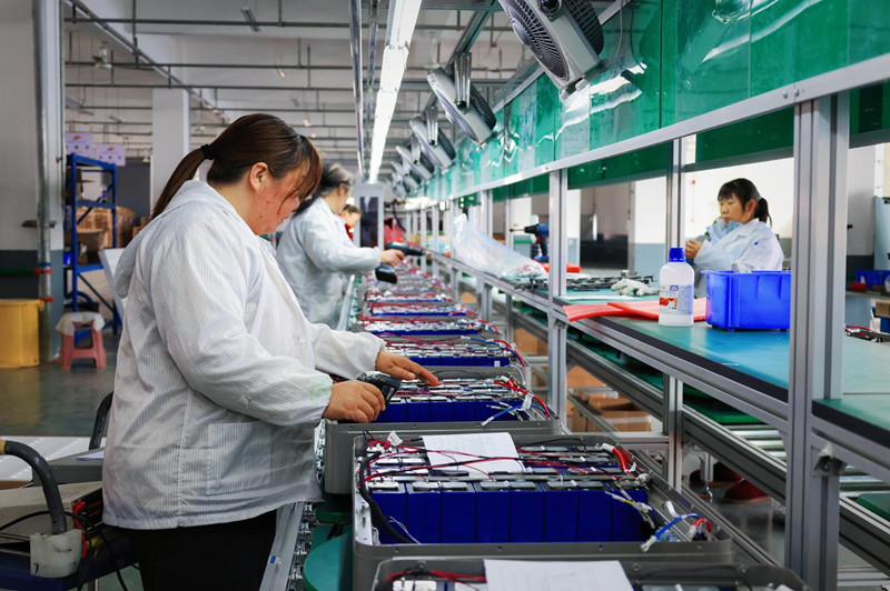 郧西县十堰猛狮新能源科技有限公司工人正在生产方壳电芯类型电池。邹景根摄