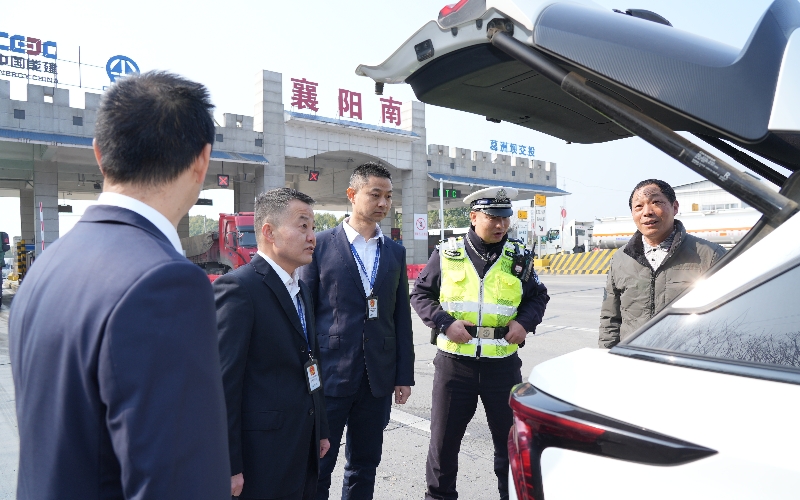 聯合高速交警對重點車輛檢查現場。