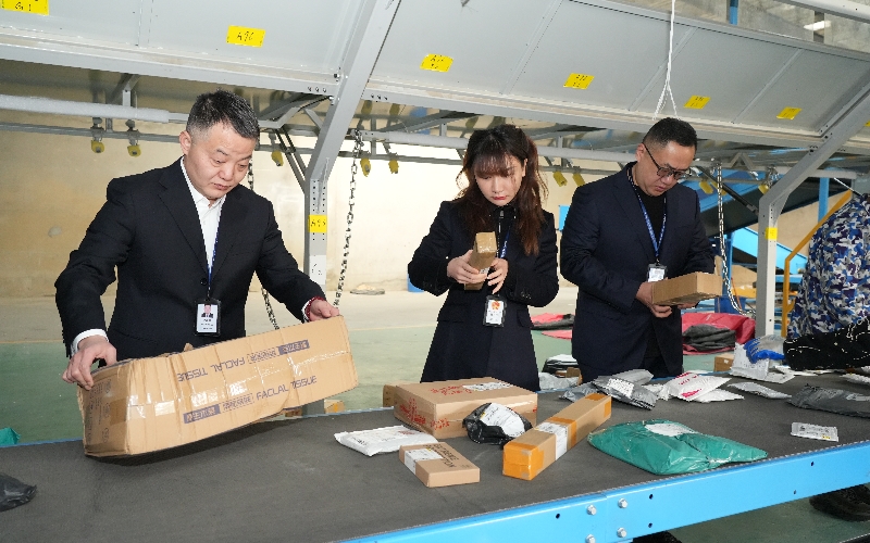 市局稽查支隊工作人員在物流分撥中心檢查現場。