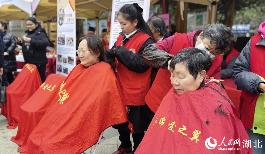 武汉市武昌区：“志愿服务+”温暖送到家【2】