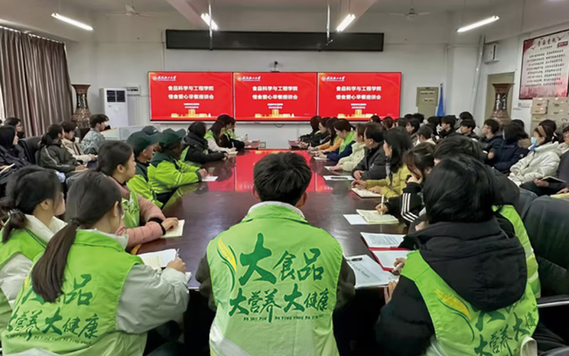 食品科学与工程学院师生与环卫工人座谈交流。武泽顺摄