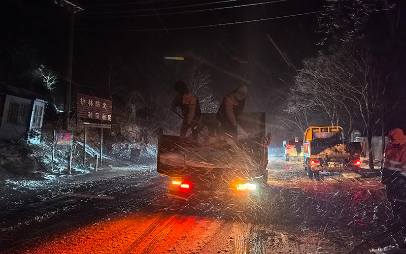 随州广水市交通公路部门在210省道南岭至平靖关段抛洒融雪剂。湖北省应急管理厅供图