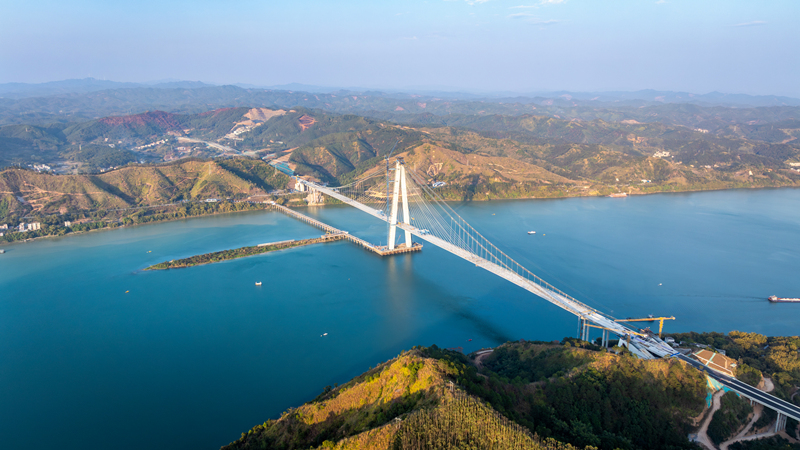 广西平岑高速公路藤州浔江大桥。