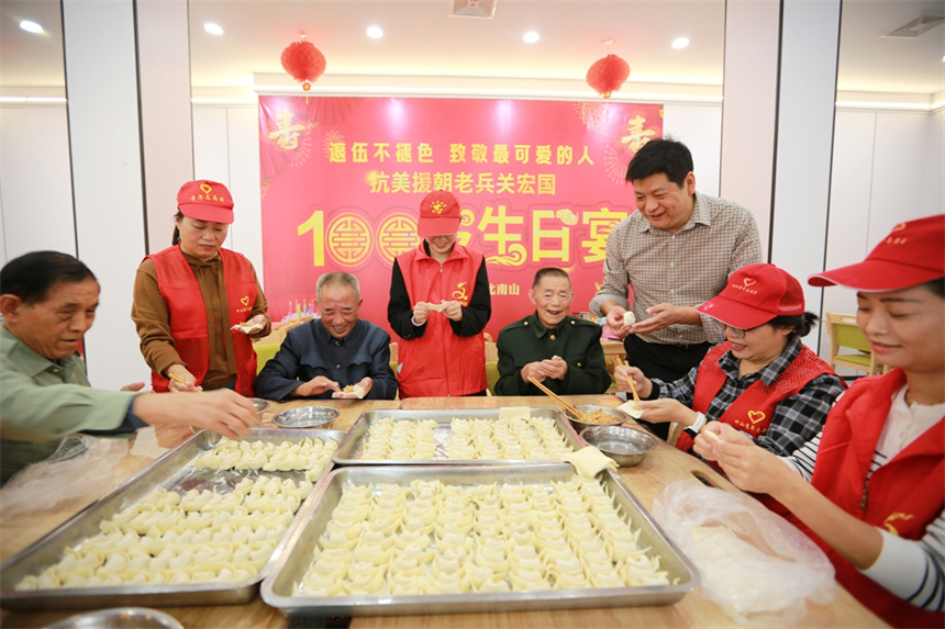 湖北竹山万名志愿者活跃在城乡大街小巷