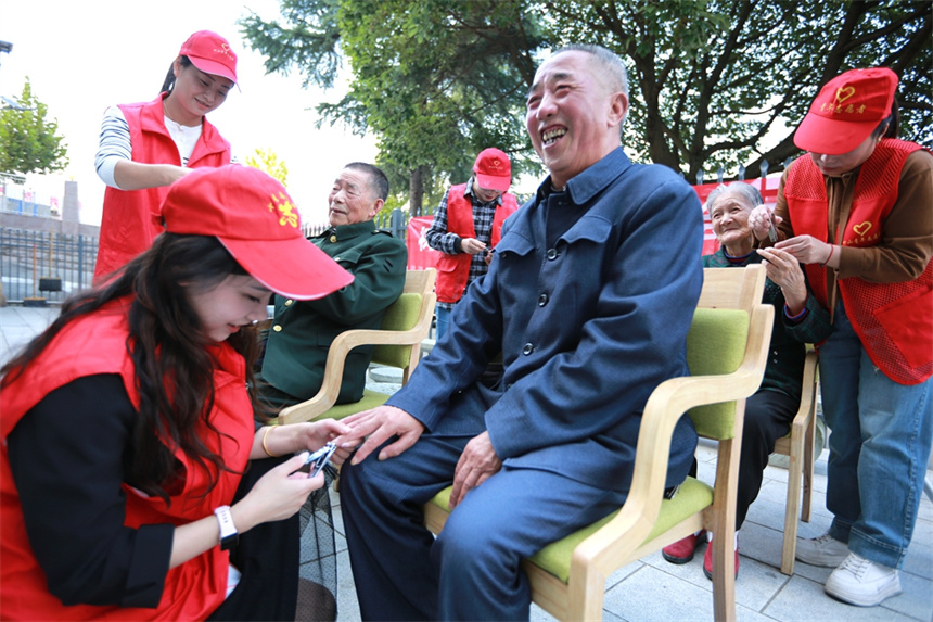 湖北竹山万名志愿者活跃在城乡大街小巷