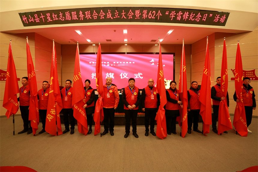 湖北竹山万名志愿者活跃在城乡大街小巷