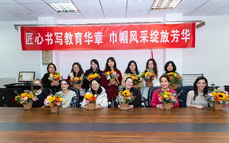 女教师合影。