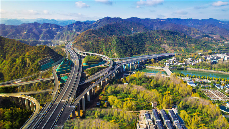 十巫北高速公路郧西南枢纽互通与福银高速公路“联网”。 徐军摄