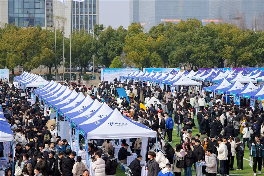 湖北举行“才聚荆楚·共建支点”高校毕业生专场招聘会【3】