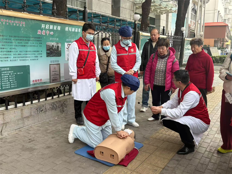 武汉市红十字会医院开展三月关爱女性健康义诊活动。