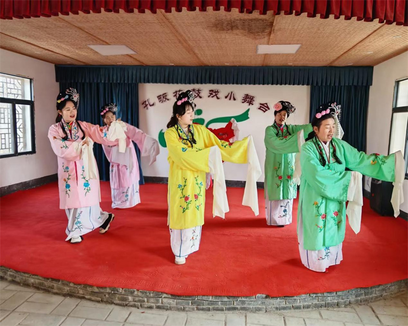 戏曲爱好者登台体验花鼓戏。