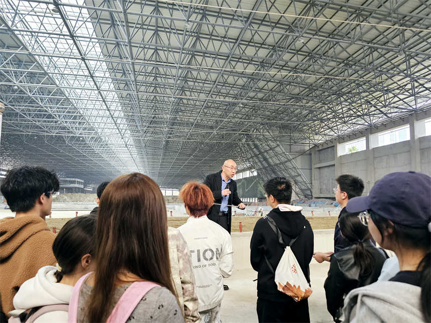 江漢大學學生走進長江科學院科研基地