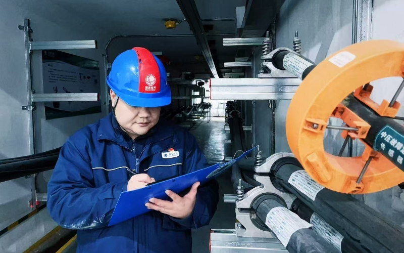 分公司电缆运检二班的技术员陈龙飞在工作。