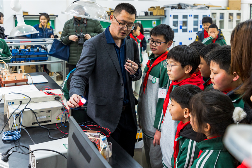 学生参观产品研发中心。苏古润摄