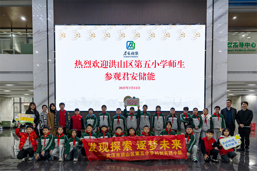 参观师生合影。苏古润摄