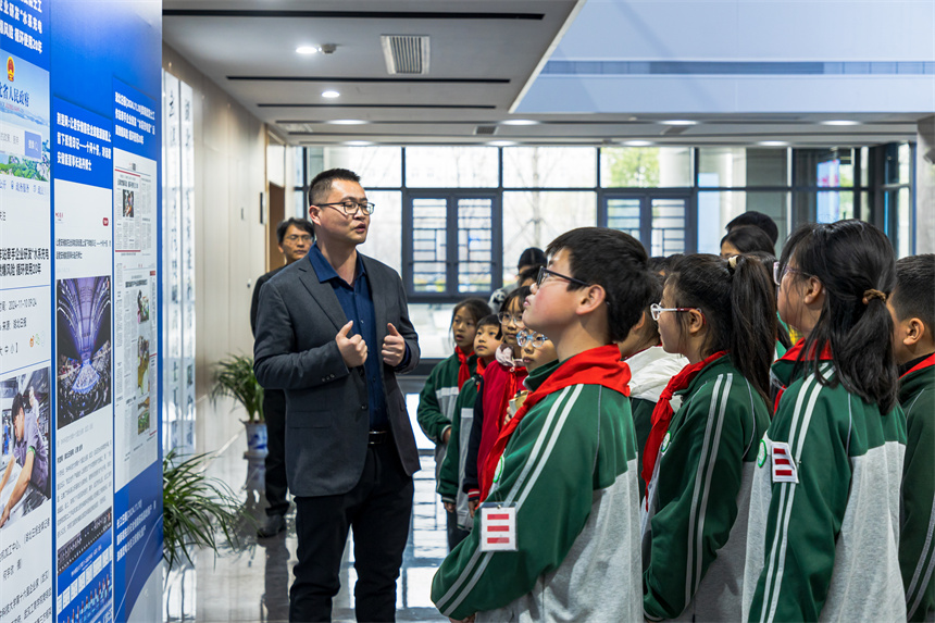 陈亚男博士为学生讲解学校新能源与储能技术研究院研究成果。苏古润摄