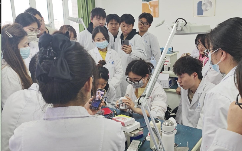 企业导师走进武汉文理学院课堂。张萌摄