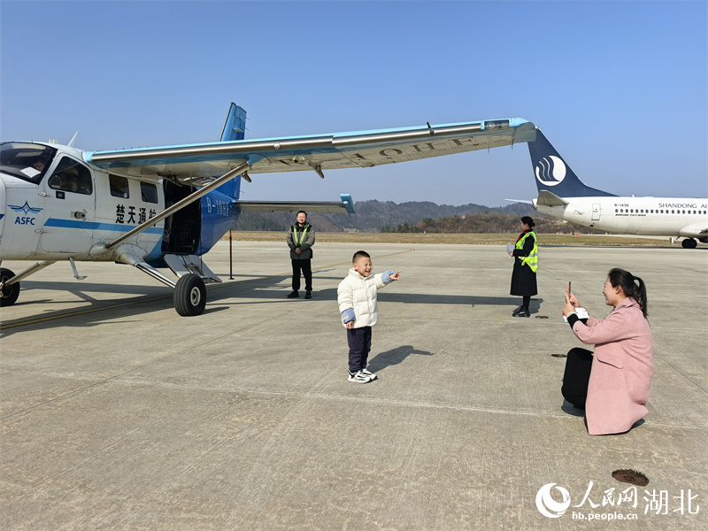 市民乘坐低空短途客运航线往返武汉和十堰。人民网记者 周雯摄