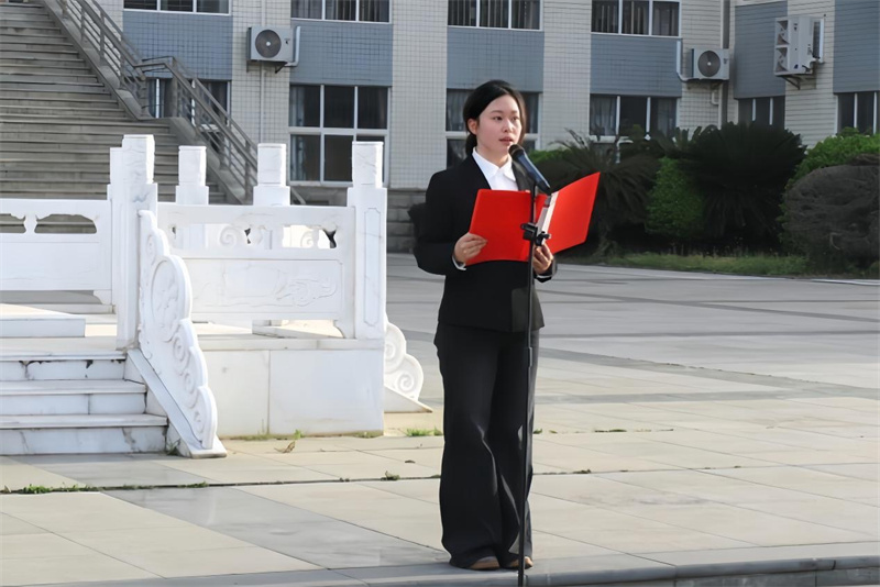 武汉轻工大学学子领学《中华人民共和国粮食安全保障法》。宁秋熠摄