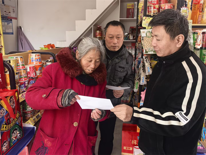 工作人員向零售客戶介紹廉潔監督舉措