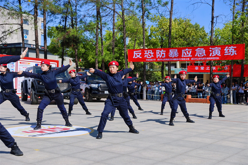 武汉市公安局特警支队女子大队表演警棍操。高敏摄