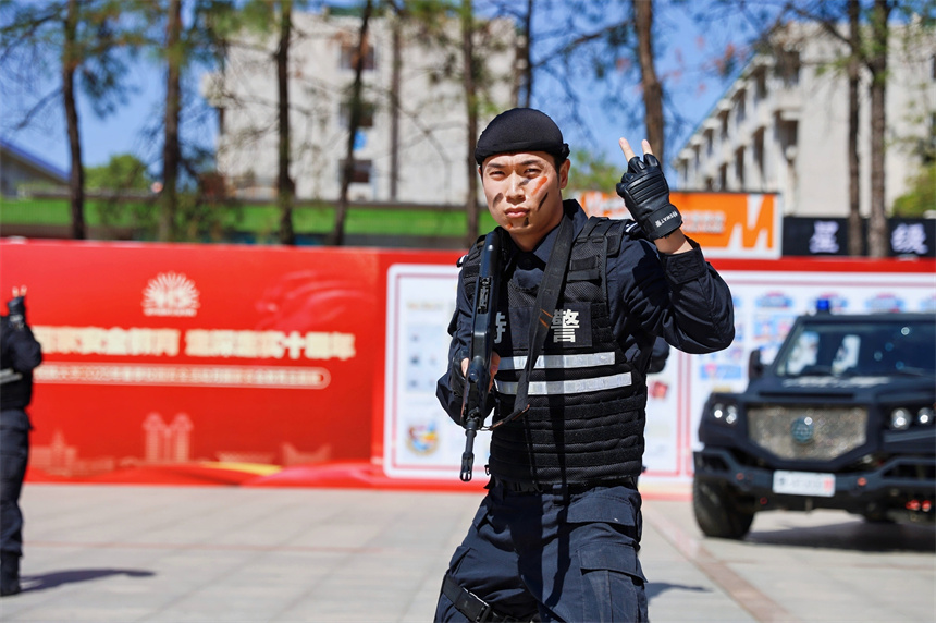 武漢市公安局特警支隊駐東新大隊展示戰術手語。高敏攝