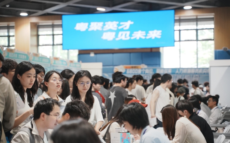 “百万英才汇南粤”2025年N城联动春季招聘活动（武汉站）现场