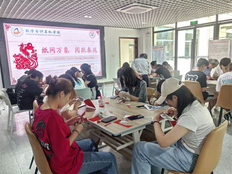 剪纸DIY。宋晨曦摄