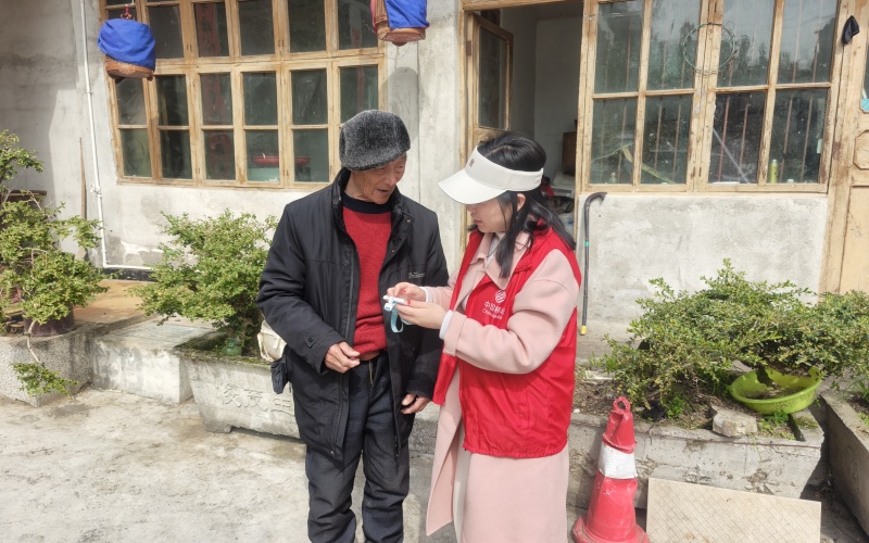 移動工作人員手把手教留守老人使用智能設備