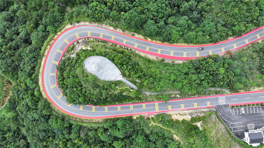 蜿蜒盘旋的多彩旅游路