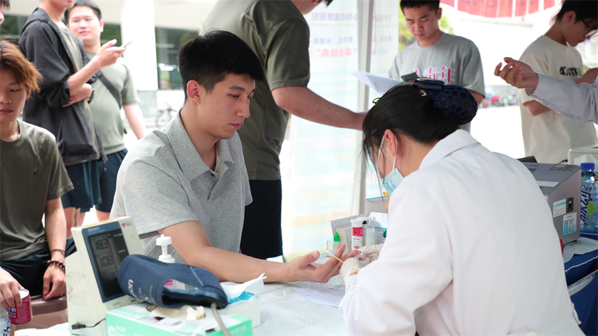 愛心學子排隊體檢。芮雨欣攝