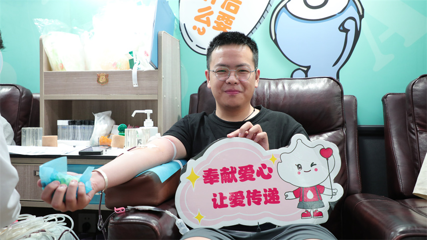 愛心學子在獻血。芮雨欣攝