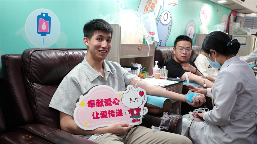 學子在獻血。芮雨欣攝