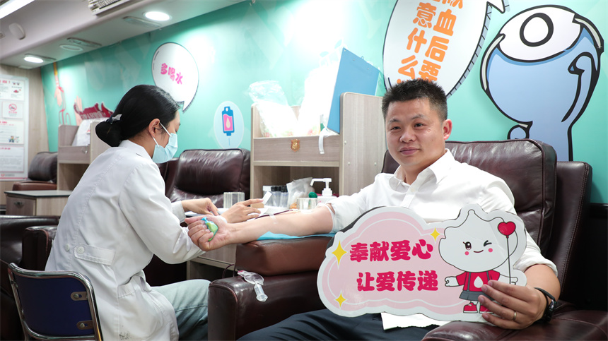 武漢工商學院團委書記邱玉添獻血。芮雨欣攝