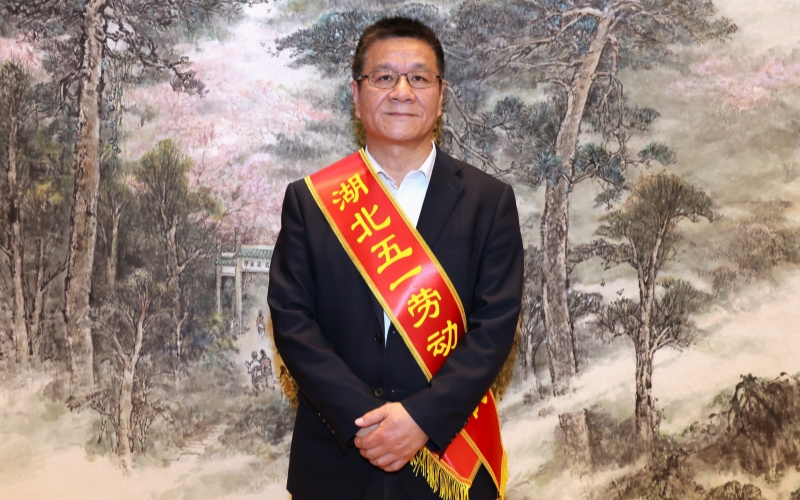 中冶武勘总经理、党委副书记胡纯清代表公司上台领奖。
