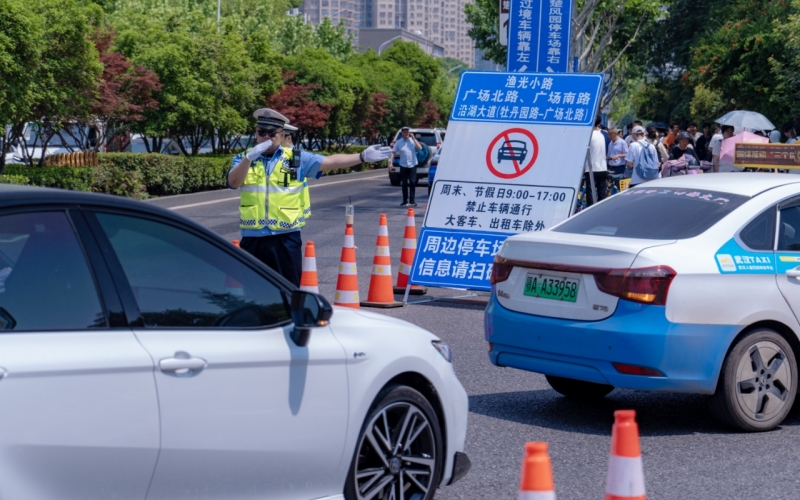 “五一”假期武汉警方“坚守+服务”护航群众平安。
