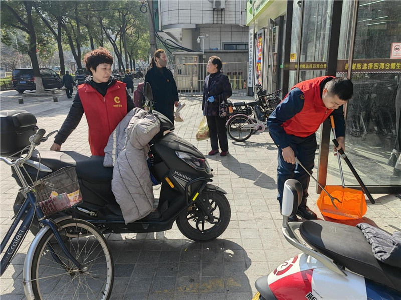 参与文明城市创建活动。钟祥烟草供图