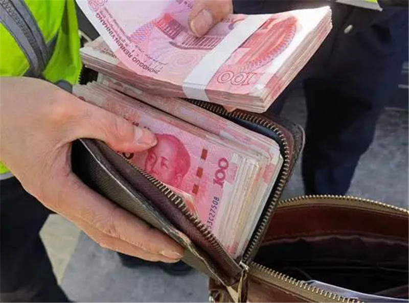 杨小双和失主在清点核对包内财物