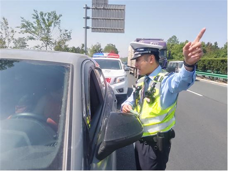 杨小双耐心指导群众在网上处理轻微交通事故