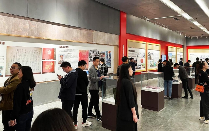 郧西县鄂豫陕革命根据地纪念园游客正在参观红二十五军转战郧西时的历史故事。郧轩文摄