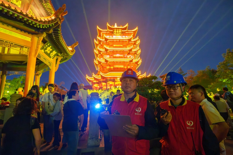 国网武汉供电公司武昌供电中心运维人员正在黄鹤楼景区开展电节前特巡工作。张恒摄