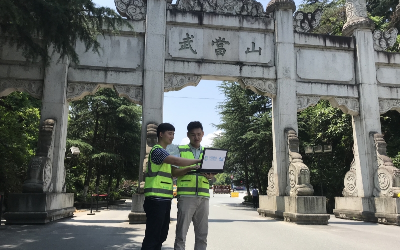 湖北移动网络技术人员优化景区移动网络。
