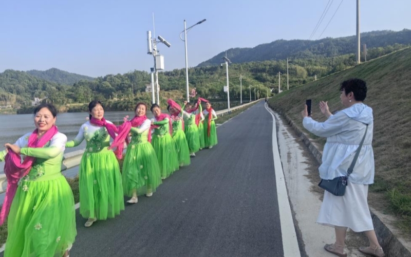 当地妇女参加“五一”舞蹈邀请赛。