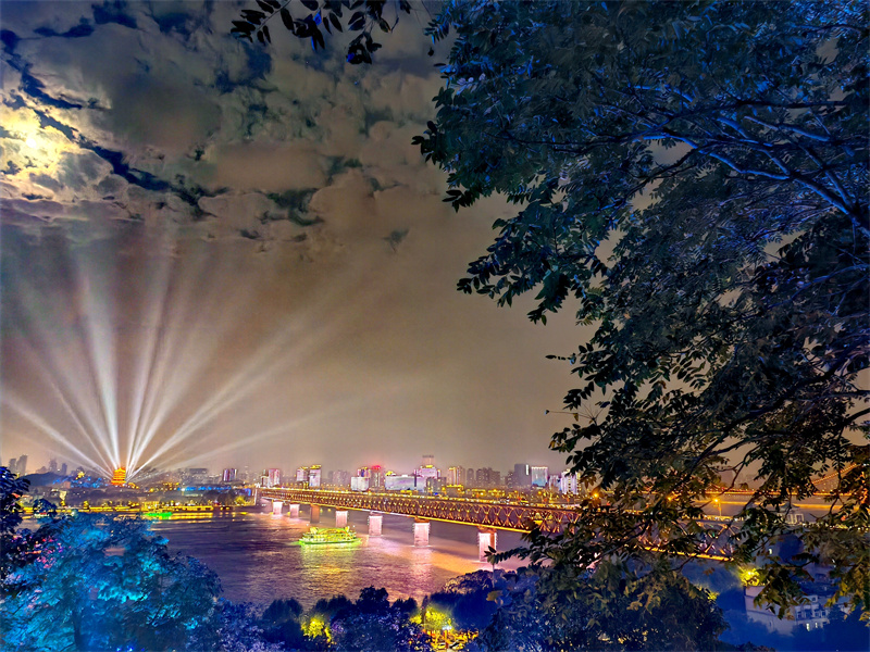 游客镜头里的武汉夜景。王迪博摄