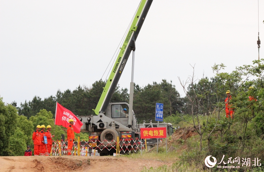 演练中，电力部门恢复受灾地区供电。人民网记者 张沛摄