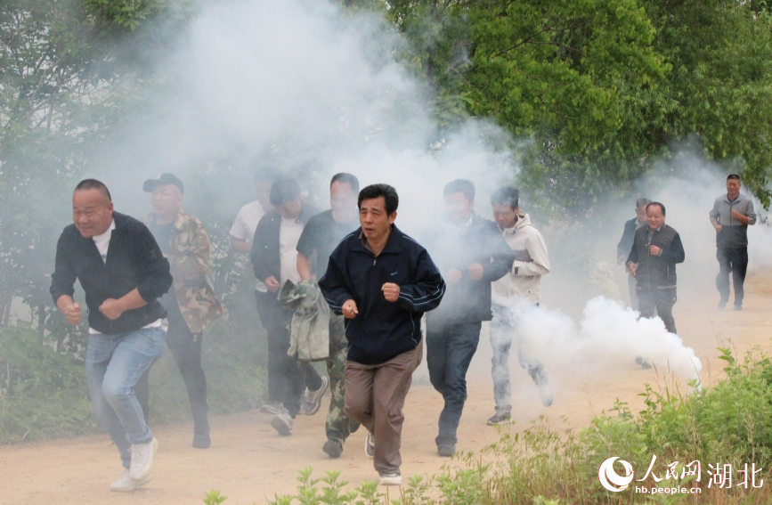 群众进行地质灾害逃生演练。人民网记者 张沛摄