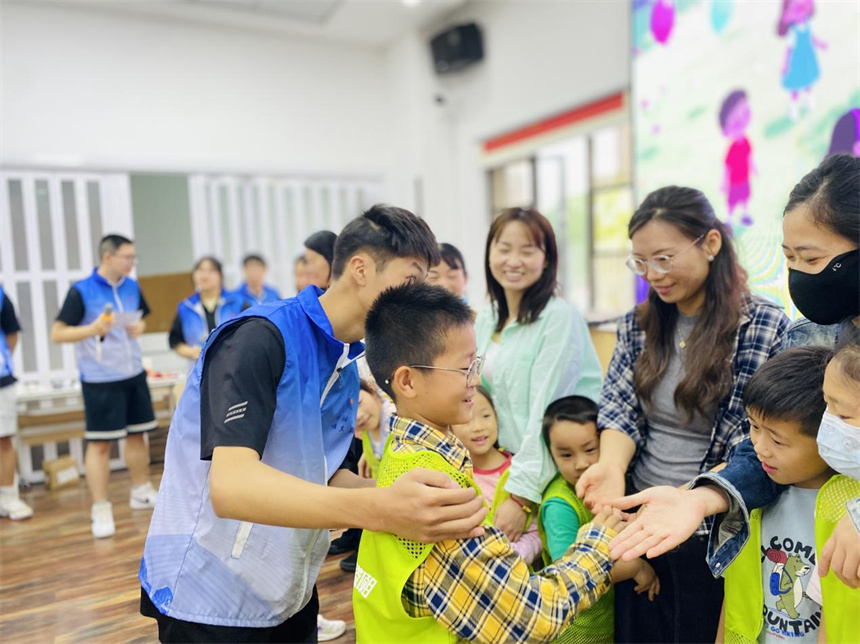 大学生陪娃“宠”妈妈