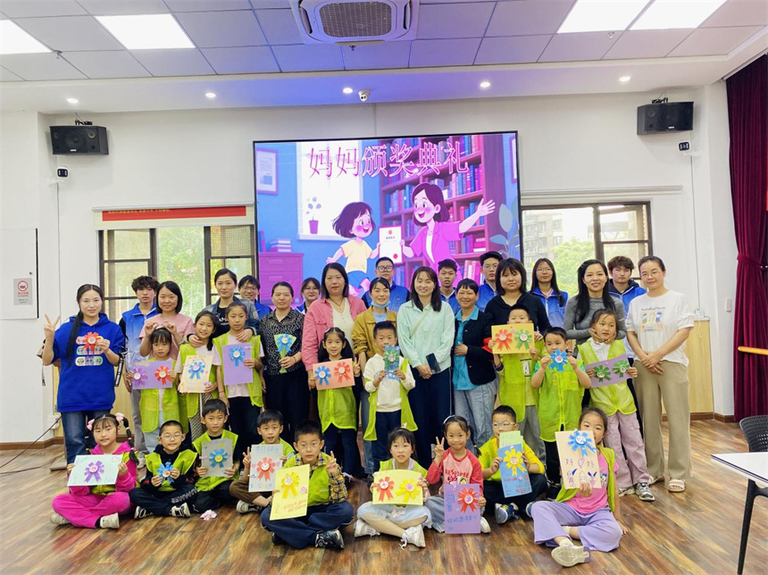 大学生陪娃“宠”妈妈